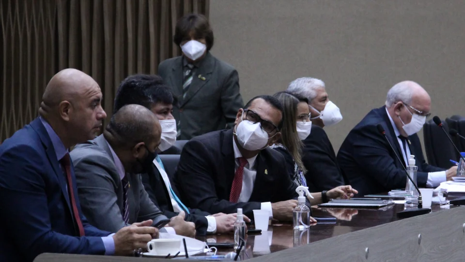 Câmara Municipal aprova convocação da Amazonas Energia para esclarecer cortes durante a pandemia