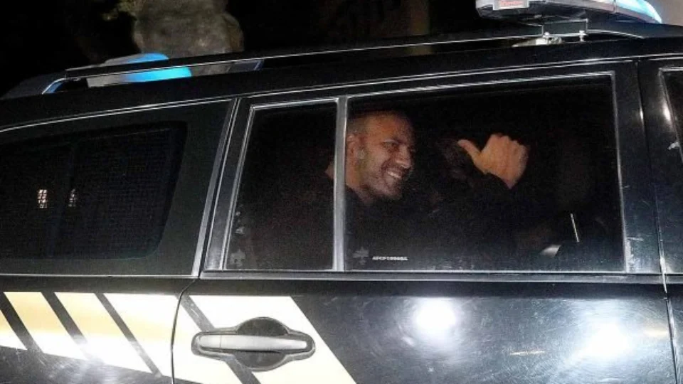 Daniel Silveira segue preso e Câmara aguarda audiência de custódia para revogar ou não a prisão do deputado