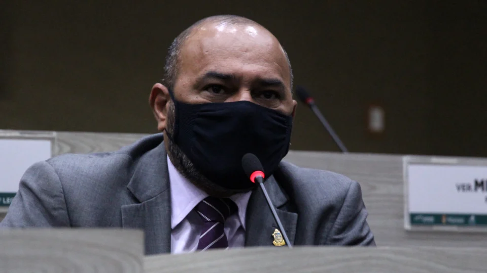 Vereador pede a Seminf operação ‘tapa buraco’ e asfaltamento para ruas das zonas Norte e Leste