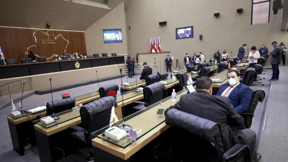 Após passar por alterações, Lei que proíbe cortes de água e energia é aprovada na Assembleia Legislativa