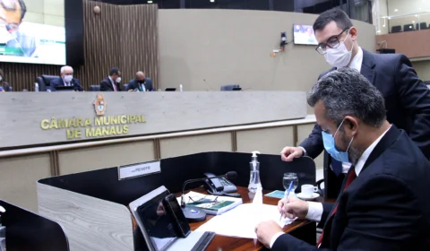 Vereador Rodrigo Guedes coleta assinaturas a favor da criação da CPI da Amazonas Energia