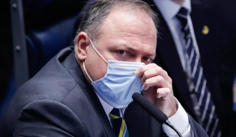 Vacinação para maiores de 50 pode não começar na segunda, como havia prometido Pazuello