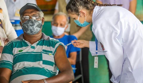Segundo o Senado, ‘furar fila’ da vacinação pode ser tipificado como crime