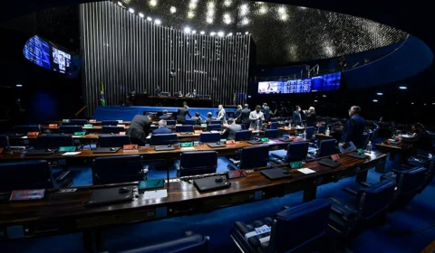 Projeto que combate supersalários volta para o Senado