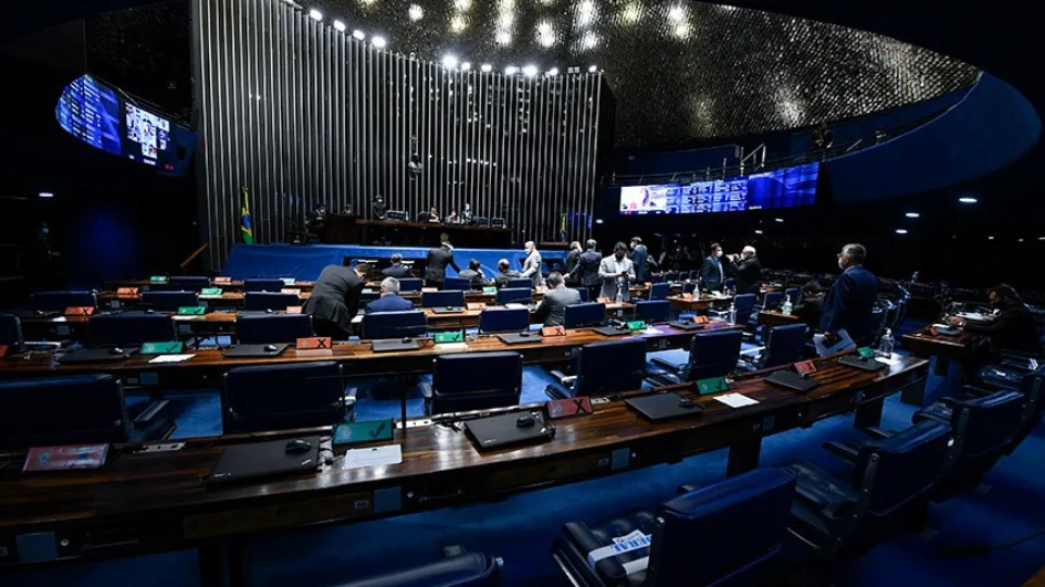 Projeto que combate supersalários volta para o Senado