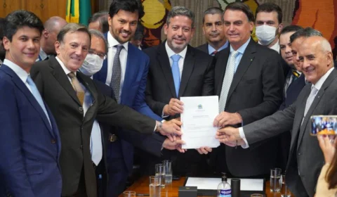 Bolsonaro entrega ao presidente da Câmara proposta de privatização dos Correios