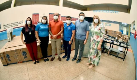 Deputado João Luiz entrega equipamentos adquiridos com emendas para escola em Itacoatiarara