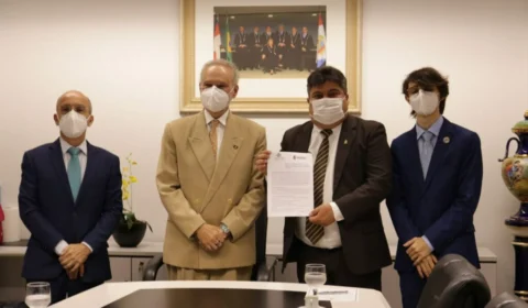 Ouvidorias do TCE-AM e da Câmara Municipal de Manaus assinam termo de cooperação