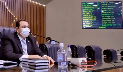 Roberto Cidade garante emenda de R$ 800 mil para reforço escolar no Amazonas