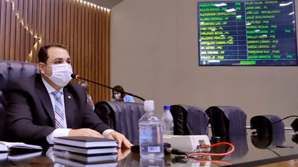 Roberto Cidade garante emenda de R$ 800 mil para reforço escolar no Amazonas