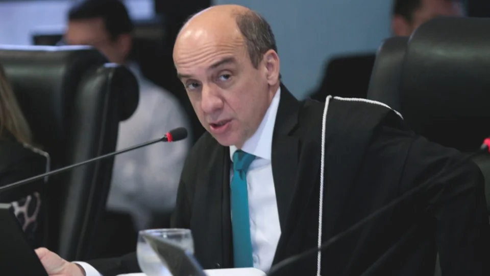 Érico Desterro é eleito novo presidente do TCE-AM