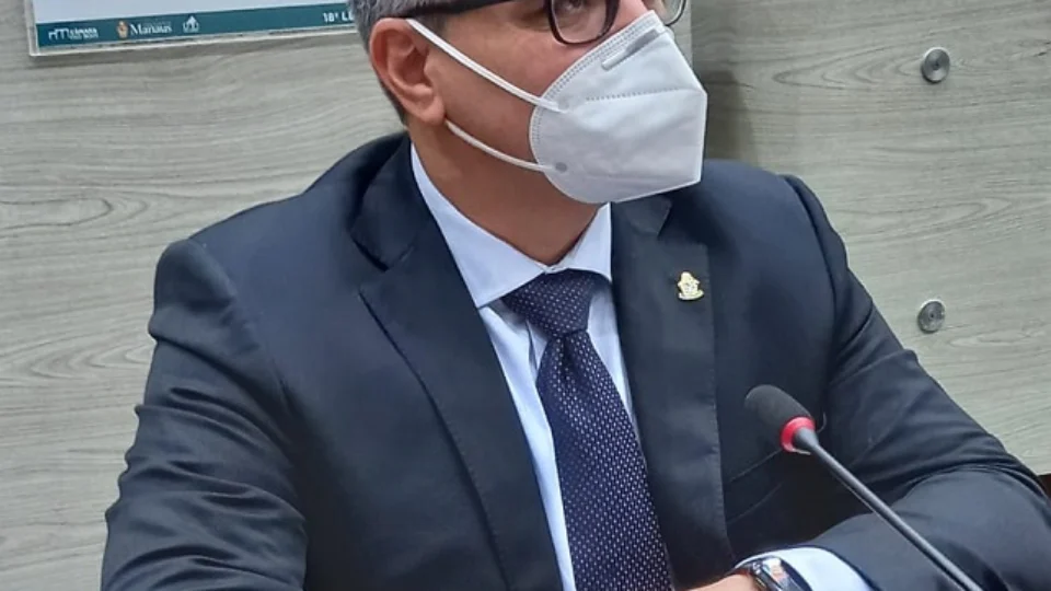 Lissandro Breval pede bloqueio das contas das empresas ligadas a construção do viaduto do Manoa