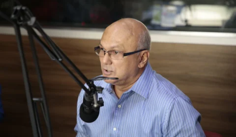 Coronel Menezes rebate indireta de Amazonino Mendes