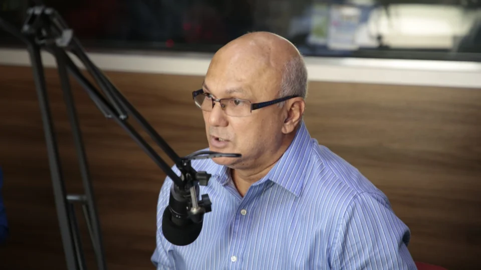 Coronel Menezes rebate indireta de Amazonino Mendes