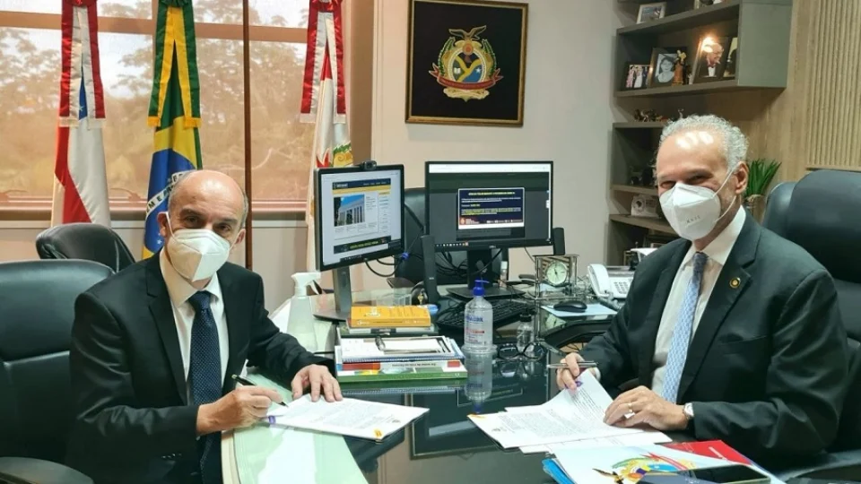 TCE-AM assina contrato com a FGV para realização do concurso público com oferta de 40 vagas imediatas