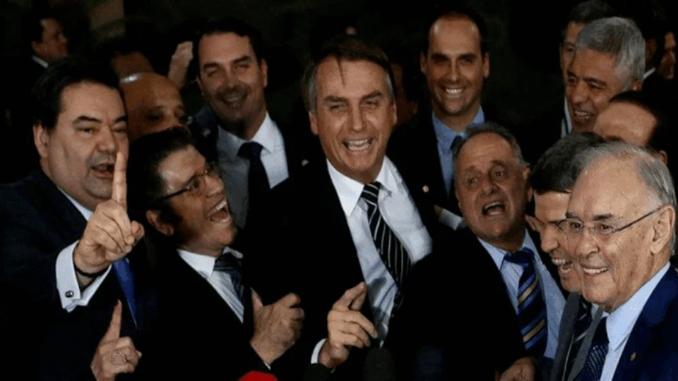Parlamentares do centrão avisam que podem trocar Bolsonaro
