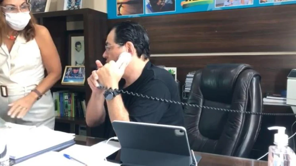 Eduardo Braga dá bronca em mulher ao vivo em rede social