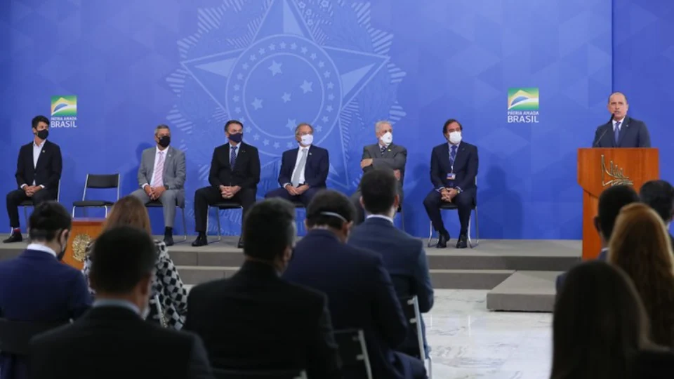 Bolsonaro assina MP que vai reduzir a burocracia e modernizar o ambiente de negócios no Brasil