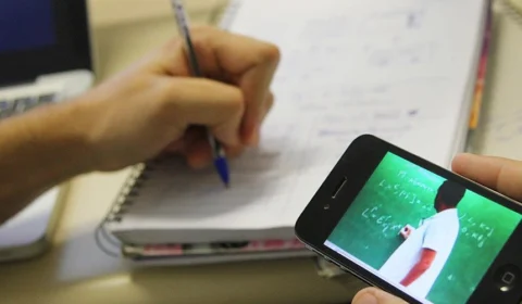 Bolsonaro veta projeto que assegura internet grátis para alunos e professores, para cumprir meta fiscal