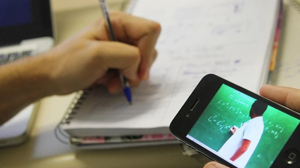 Bolsonaro veta projeto que assegura internet grátis para alunos e professores, para cumprir meta fiscal