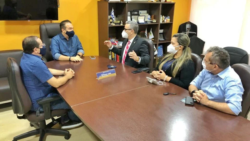 Vereador Lissandro Breval reune com CREA para tratar sobre irregularidades do viaduto do Manoa