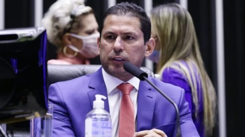 Marcelo Ramos desmente ‘fake news’ e pede à juíza federal prioridade na vacinação para policiais civis e militares