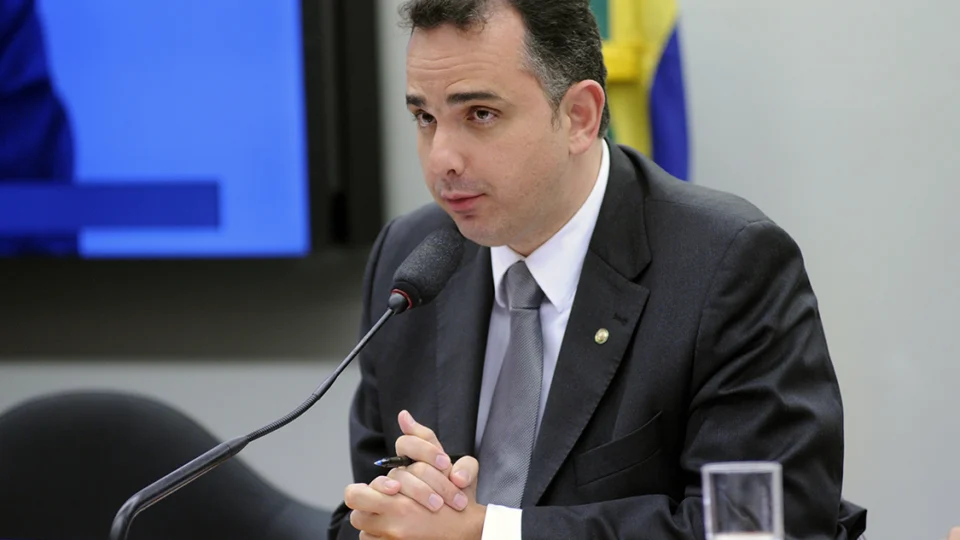 Câmara aprova texto-base de lei que facilita compra de vacinas por União, estados e municípios