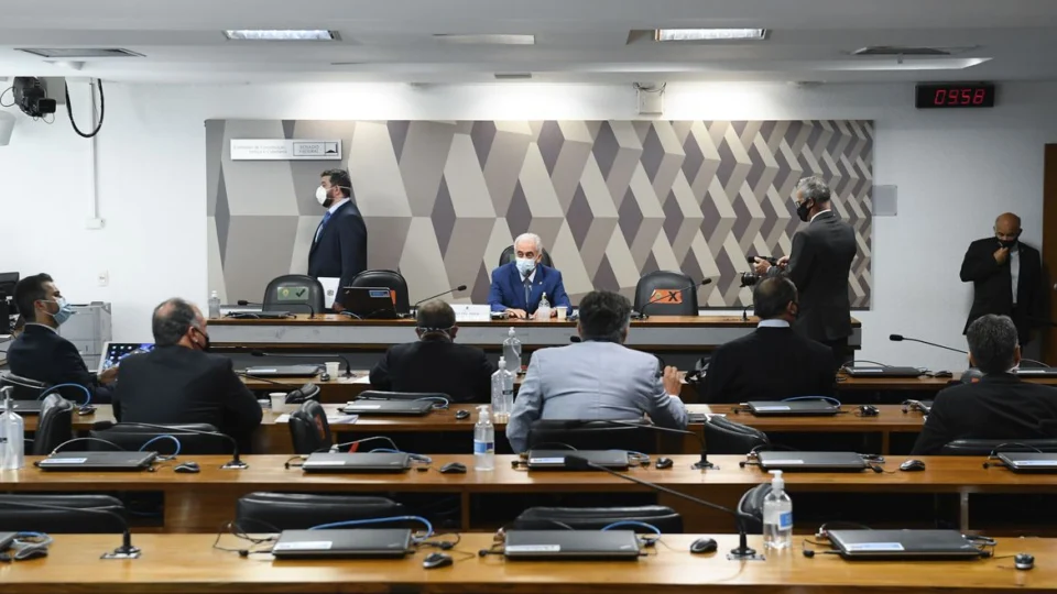 Senadores recorrem para tirar Renan da relatoria da CPI da Pandemia