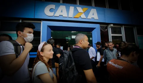 Justiça Federal aumenta para R$ 20 mil a multa para a Caixa Econômica em caso de aglomeração em agências