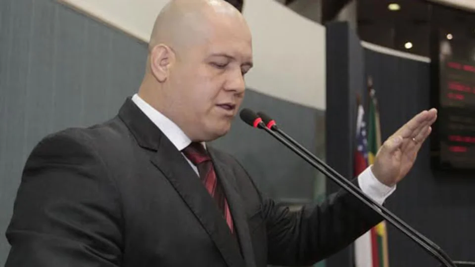 Ex-secretário da gestão Arthur Neto é condenado em R$ 2,5 milhões pelo TCE