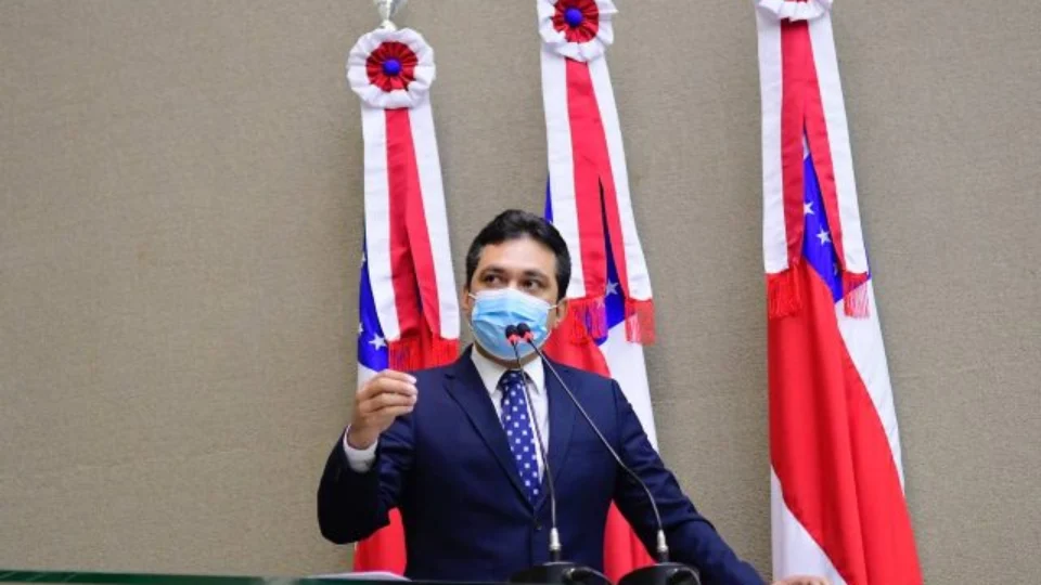 Uma semana após fim de sessões híbridas, Álvaro Campelo se afasta da ALEAM por 60 dias