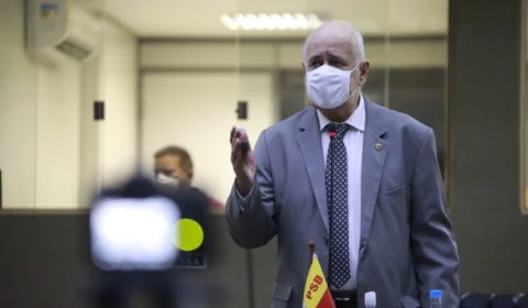 Vacinação para grupos prioritários deve ser concluída até junho, diz deputado