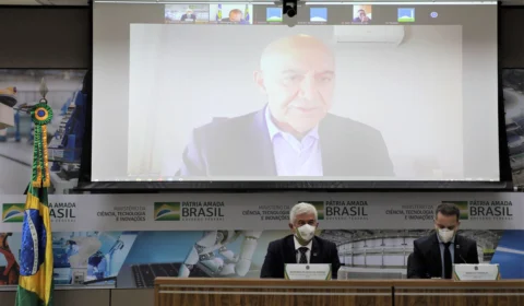 No Senado, Marcos Pontes afirma que ministério apoia estudo de 15 vacinas