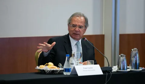 Guedes: auxílio emergencial pode ser renovado se pandemia continuar