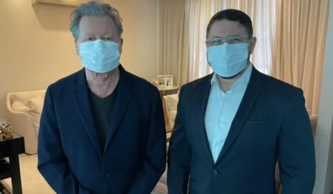 Ao lado de Arthur Neto, Carlos Almeida assina filiação ao PSDB