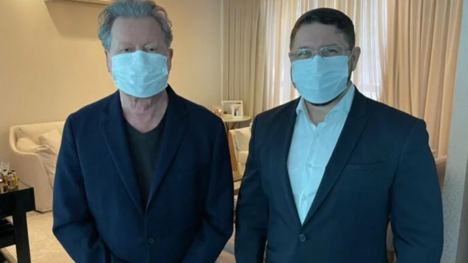 Ao lado de Arthur Neto, Carlos Almeida assina filiação ao PSDB