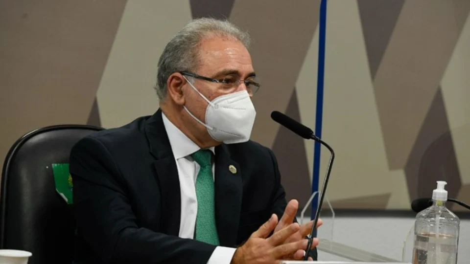 Ministro admite que governo não contratou quantidade de vacinas anunciada