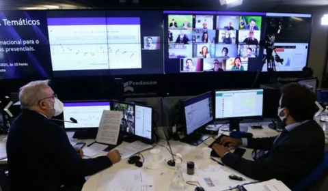 Após pressão de senadores, Saúde promete vacina para professores em junho