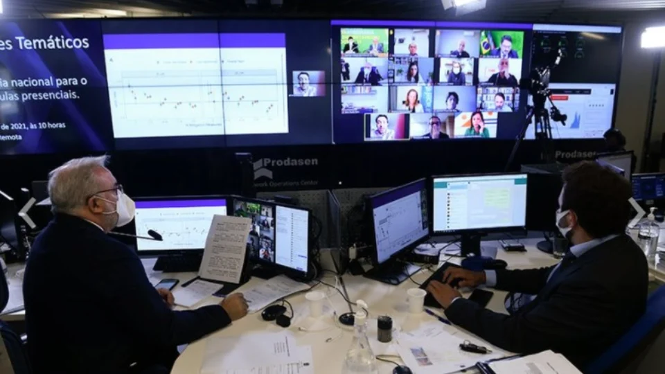 Após pressão de senadores, Saúde promete vacina para professores em junho