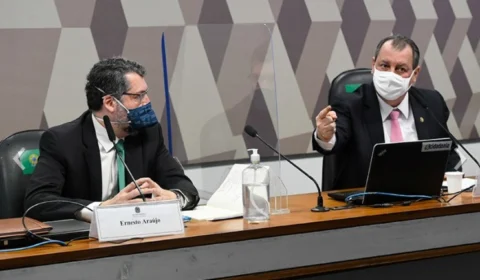 Ernesto Araújo nega que sua atuação prejudicou compra de vacinas