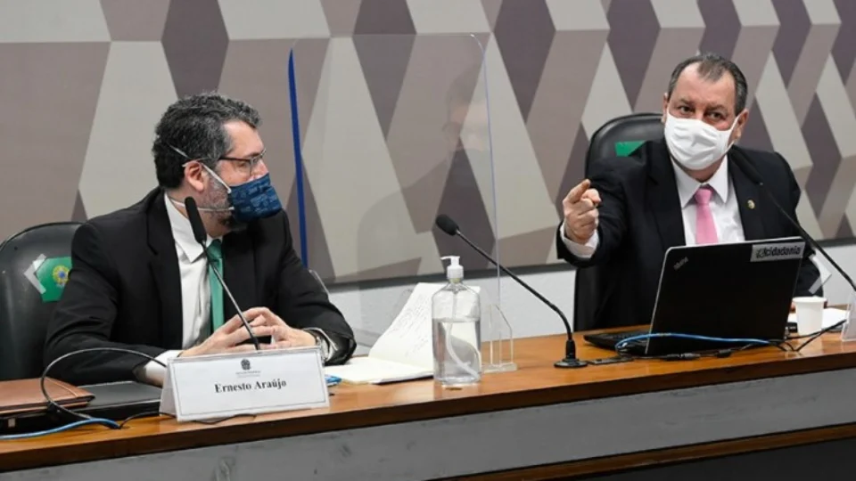 Ernesto Araújo nega que sua atuação prejudicou compra de vacinas