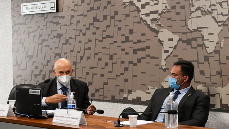 Senadores questionam alta taxa de letalidade no Brasil após intubação