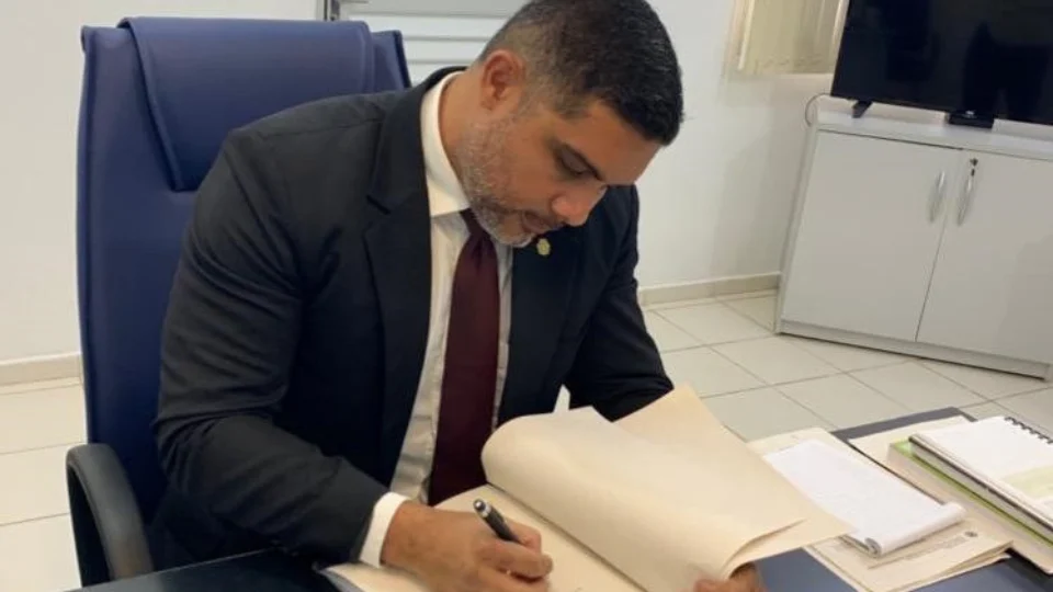 Juiz do TJAM lança livro sobre o acesso à justiça em regiões de extrema dificuldade estrutural