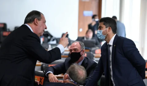 Presidente da CPI, Omar Aziz ofende a mãe de Marcos Rogério