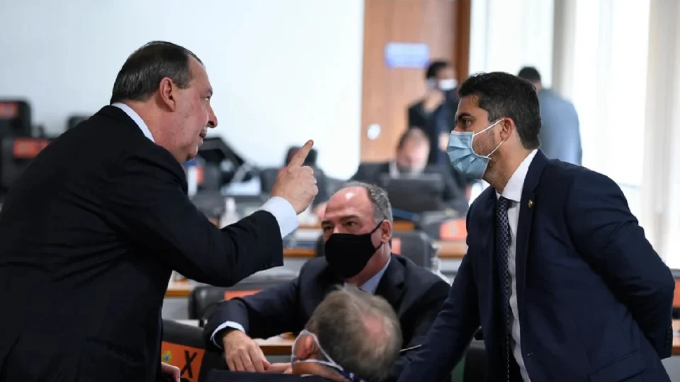 Presidente da CPI, Omar Aziz ofende a mãe de Marcos Rogério