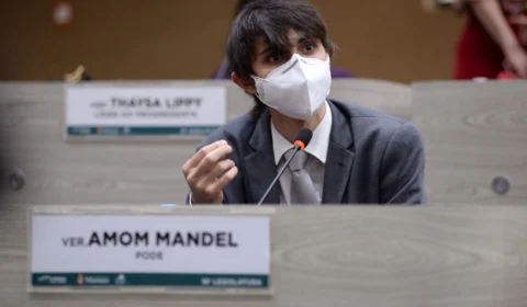 Vereador Amom denuncia que ônibus novos estão parados em garagem de empresa