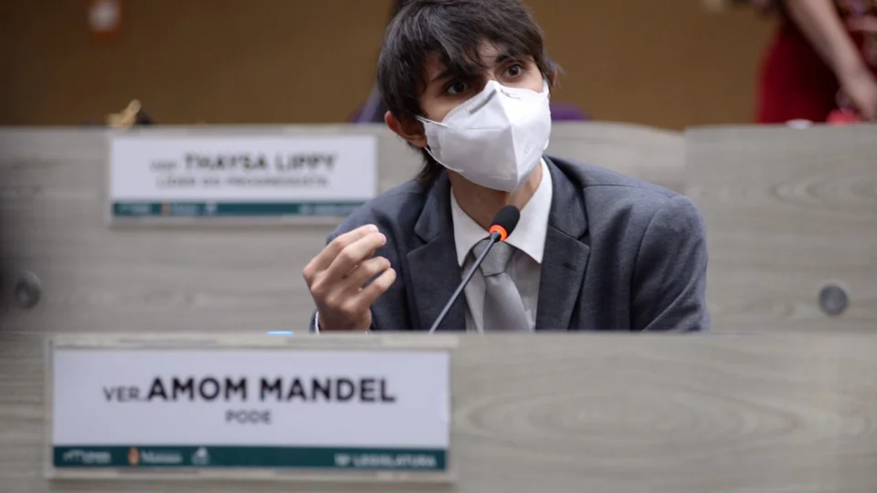 Vereador Amom denuncia que ônibus novos estão parados em garagem de empresa