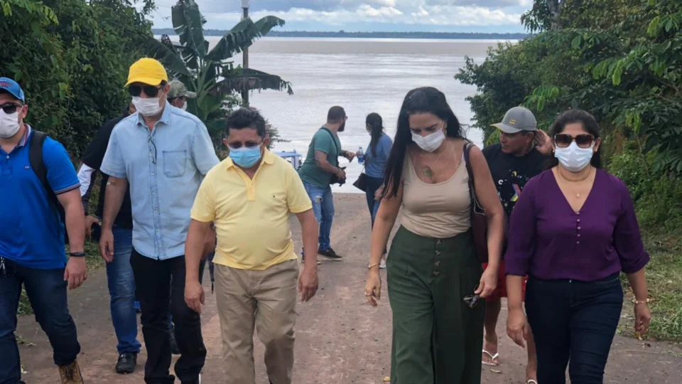 Deputado Sinésio Campos visita obras de porto em Itacoatiara