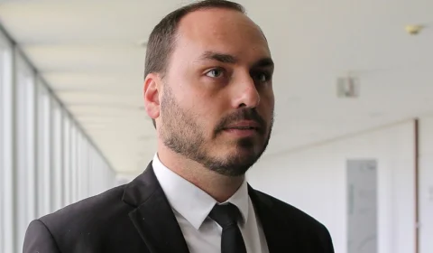 ‘Tentaram matá-lo e agora querem prendê-lo’, diz Carlos Bolsonaro