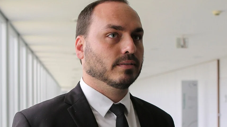 ‘Tentaram matá-lo e agora querem prendê-lo’, diz Carlos Bolsonaro